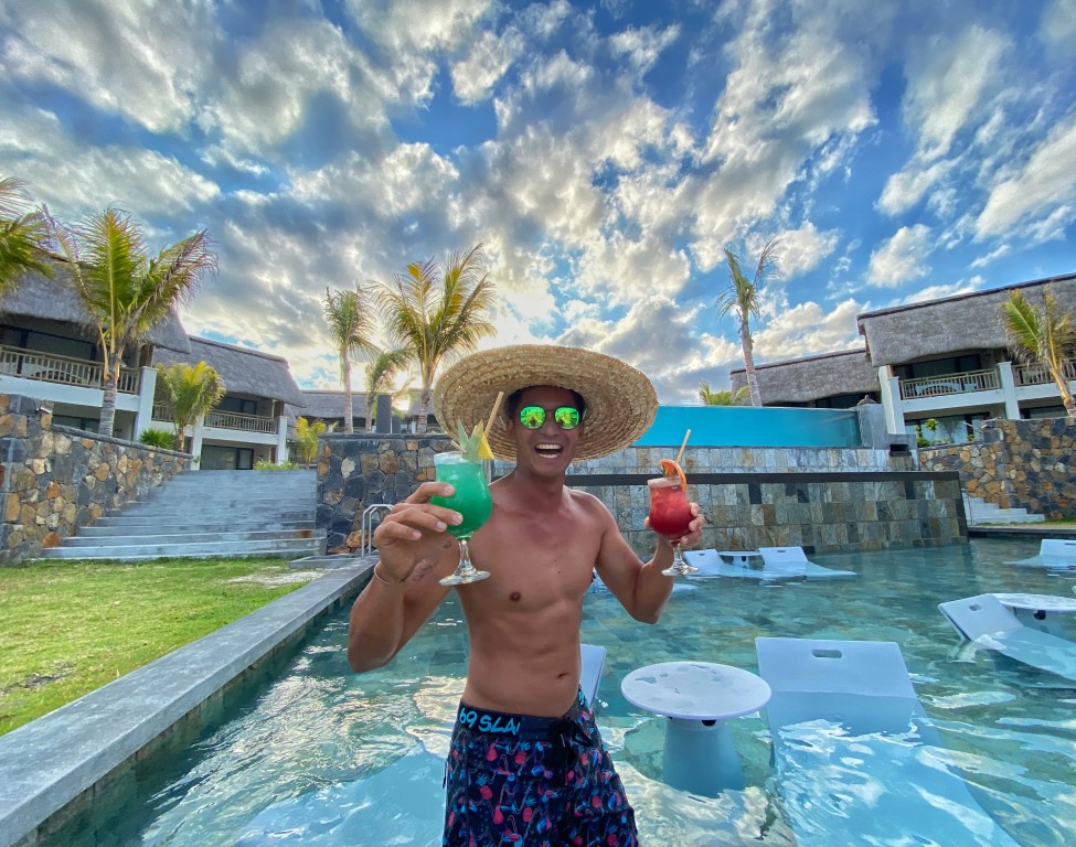 c-mauritius-pool-fun-cocktails (Medium)